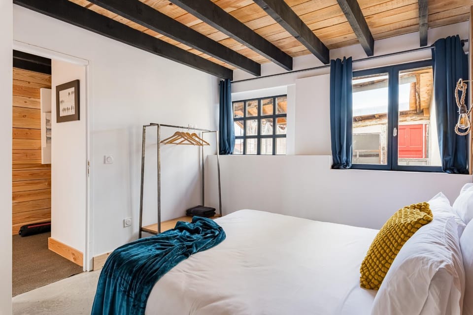 Chambre de caractère balnéo duo & vue toits Apartment in Auvergne-Rhône-Alpes