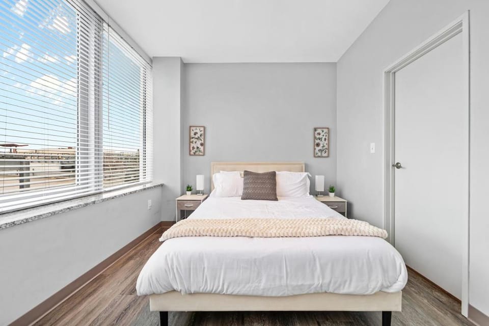 Bright Downtown 1BR l Free Parking l Fast Wi-Fi Apartment in Cleveland Heights
