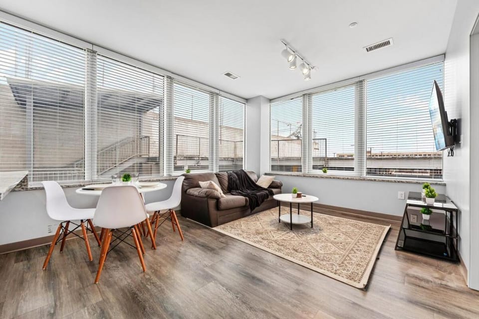 Bright Downtown 1BR l Free Parking l Fast Wi-Fi Apartment in Cleveland Heights