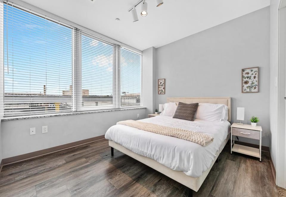 Bright Downtown 1BR l Free Parking l Fast Wi-Fi Apartment in Cleveland Heights