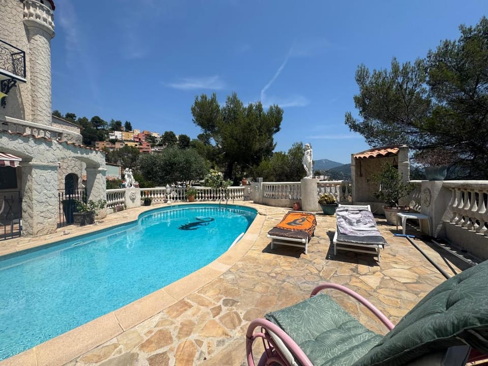 Swimming pool, sunbed