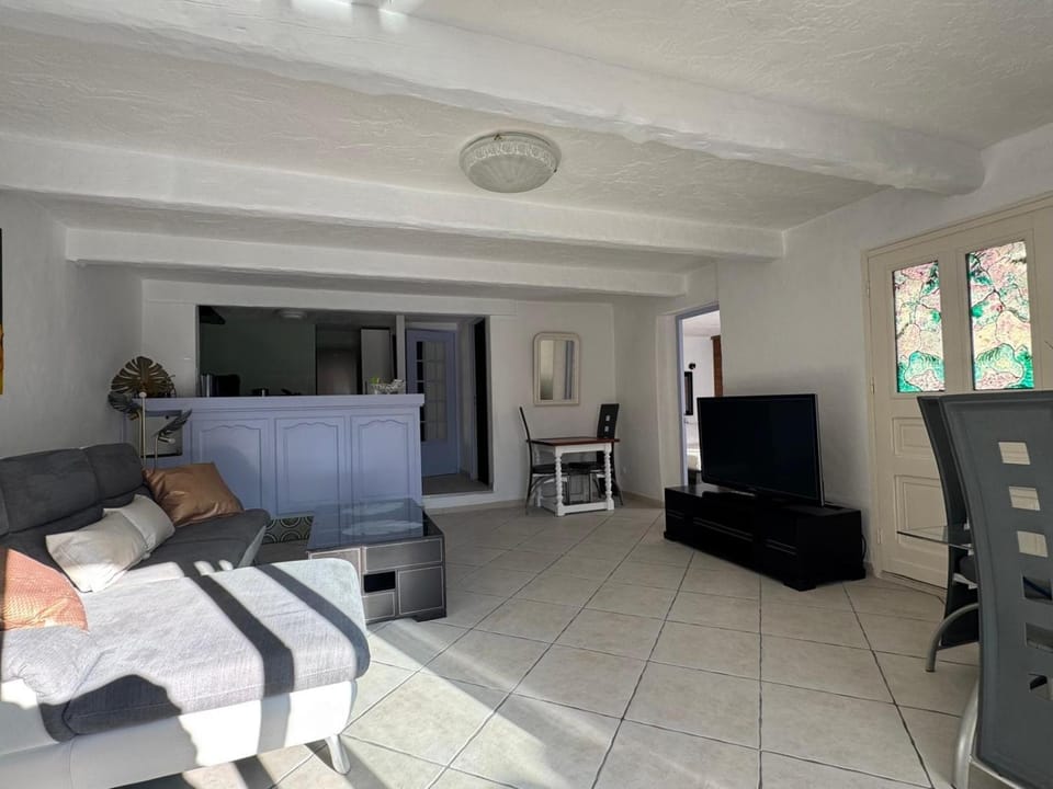 Communal lounge/ TV room