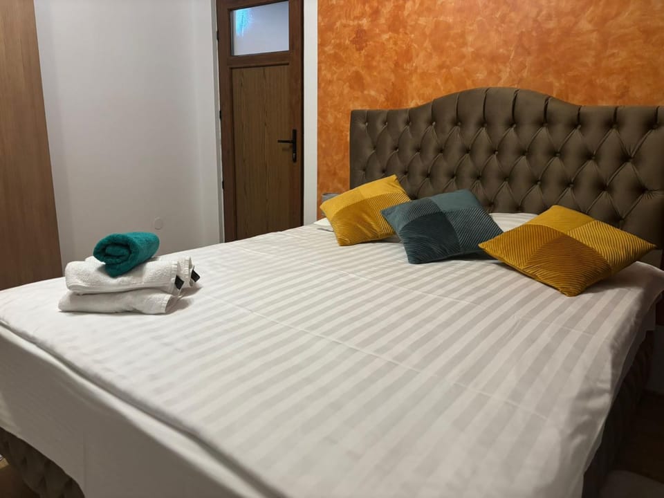 Bed, Photo of the whole room, Bedroom, towels