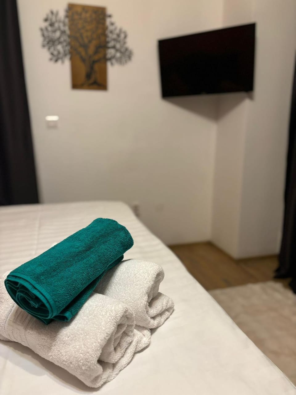 Bed, TV and multimedia, Bedroom, towels