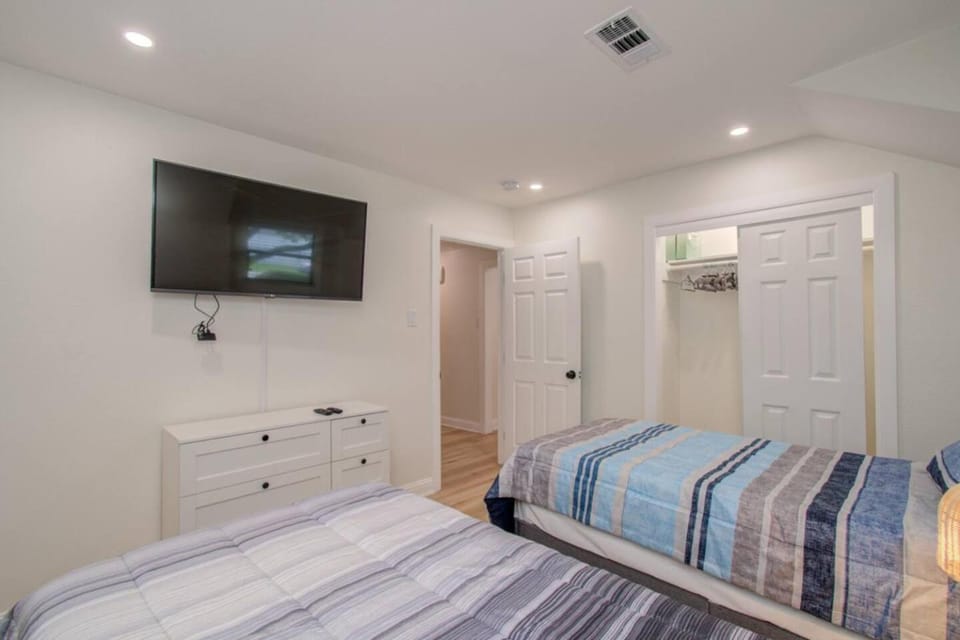 Durango Retreat Sleeps 8 Fenced Yard House in Houston