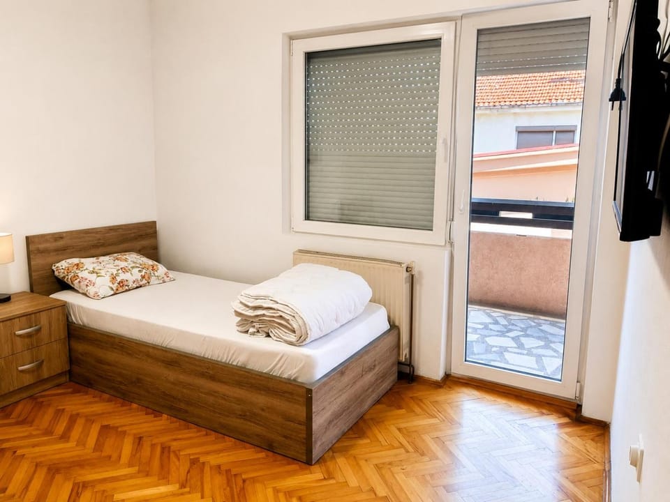 Bed, Bedroom, towels