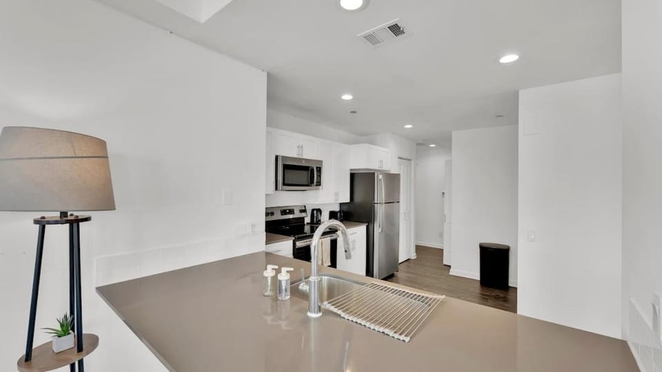 HEB703 Modern & Chic 2 Bedroom Condo Downtown Fort Worth, Free Parking, Walk to Convention Center Apartment in Fort Worth
