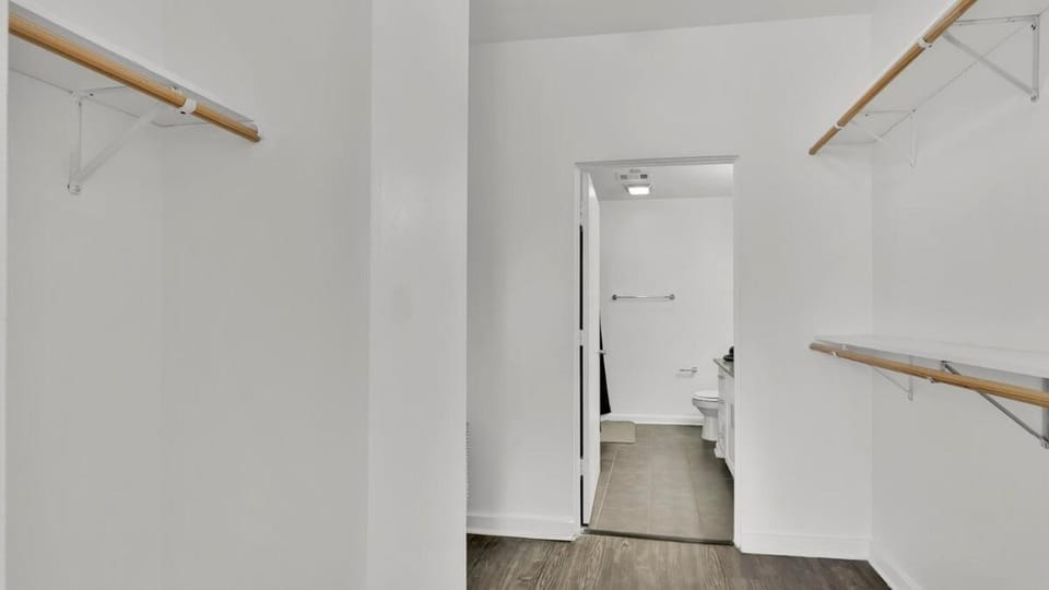 HEB703 Modern & Chic 2 Bedroom Condo Downtown Fort Worth, Free Parking, Walk to Convention Center Apartment in Fort Worth