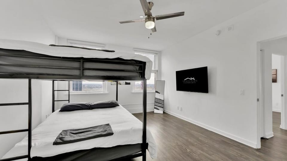 HEB703 Modern & Chic 2 Bedroom Condo Downtown Fort Worth, Free Parking, Walk to Convention Center Apartment in Fort Worth