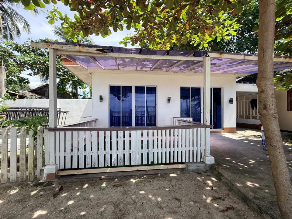 DJL Beach House - Bantayan Island Bed and Breakfast in Central Visayas