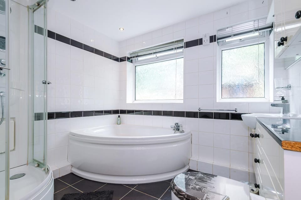 Shower, Toilet, Bathroom, towels, washing machine