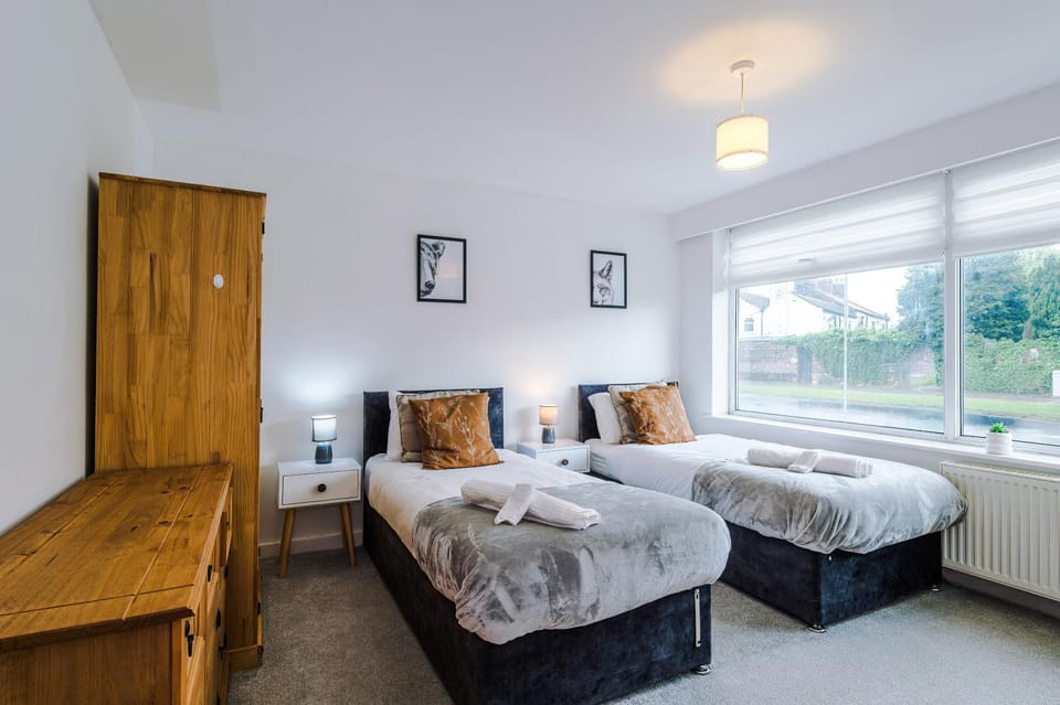 Bed, Living room, Photo of the whole room, Seating area, Bedroom, towels