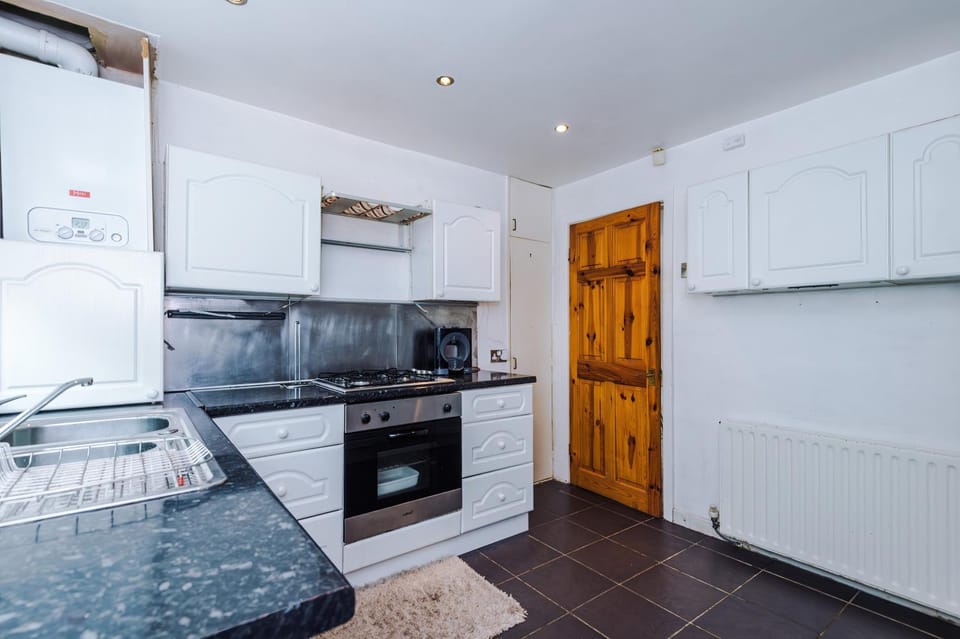 Coffee/tea facilities, microwave, oven, stove, toaster