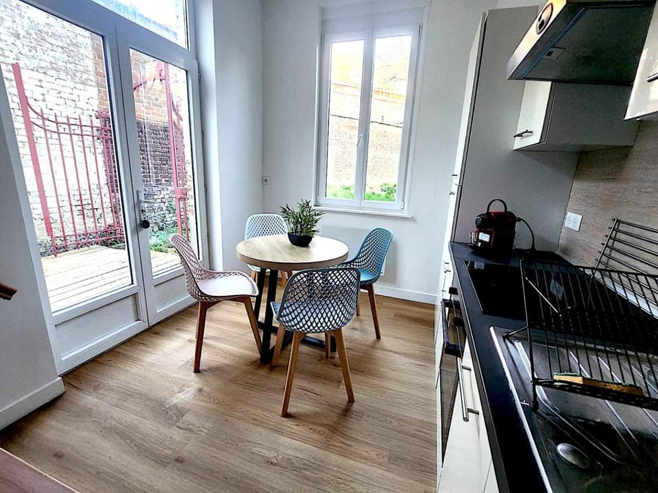 Cocon T2 avec jardin, Terrasse & Climatisation en plein centre-ville, à deux pas du métro et de la gare TGV Apartment in Hauts-de-France