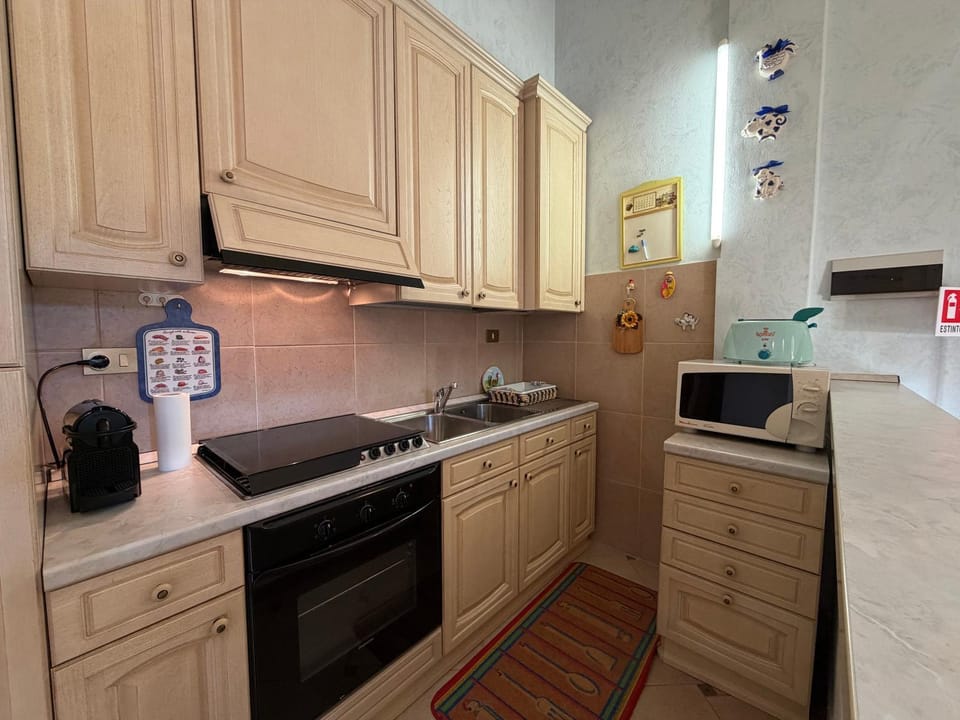 Kitchen or kitchenette, dishwasher, stove