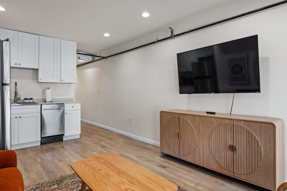 TV and multimedia, Kitchen or kitchenette, Living room, Photo of the whole room