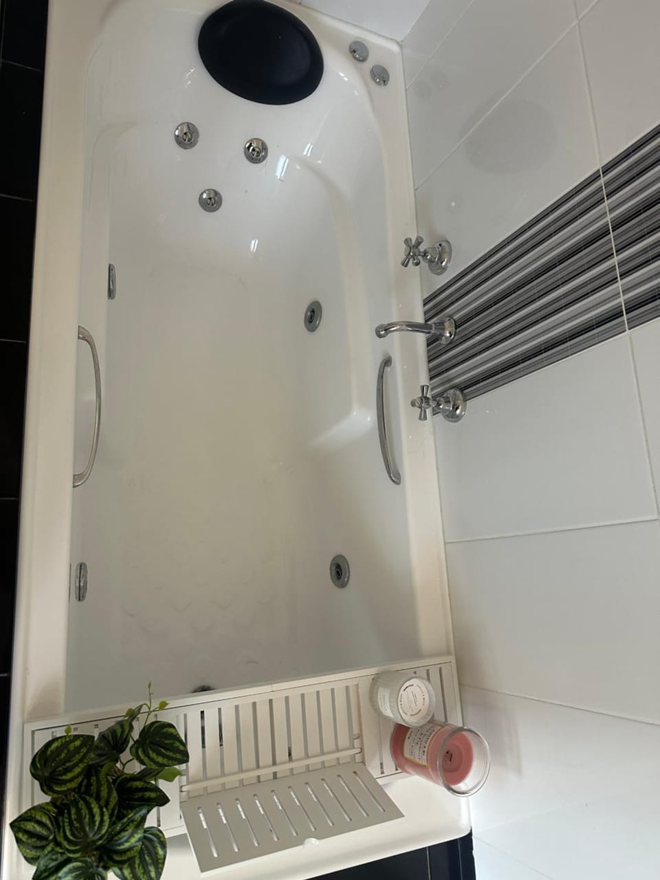 Sunlit Minimal Master Room With Bathroom Aircon Bayswater Central City & Airport Vacation rental in Bayswater