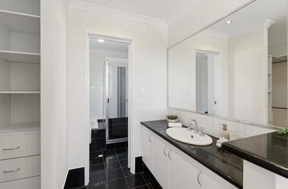 Sunlit Minimal Master Room With Bathroom Aircon Bayswater Central City & Airport Vacation rental in Bayswater
