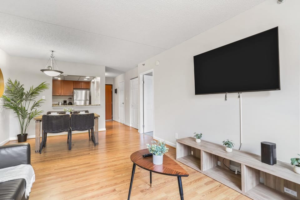 TV and multimedia, Living room, Seating area, Dining area