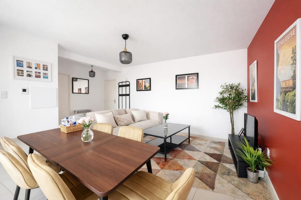 Living room, Seating area, Dining area, heating, internet