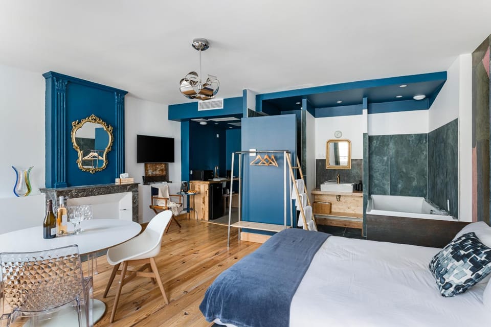 Suite avec 2 chambres balnéo duo & cœur de ville Apartment in Auvergne-Rhône-Alpes