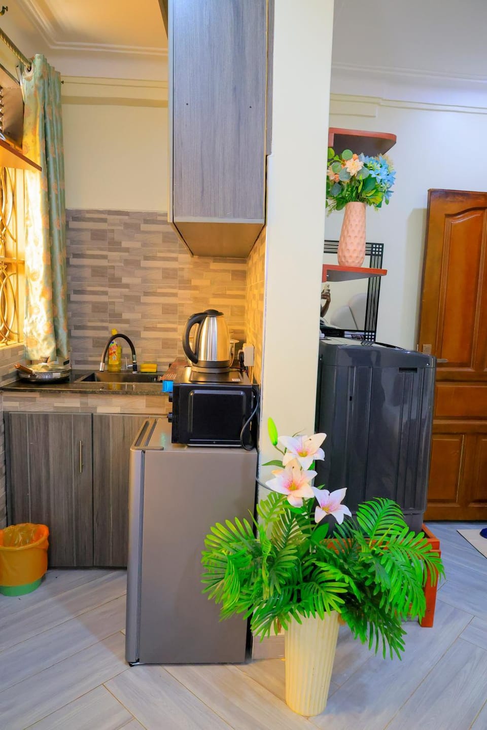Kitchen or kitchenette, laundry