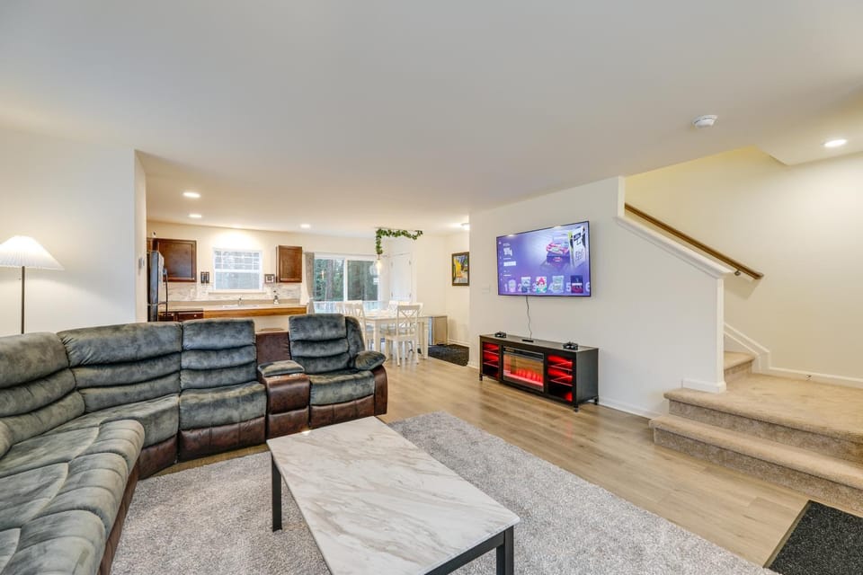 Deck & EV Charger: Coastal Retreat 1 Mi to Marina House in Chincoteague Island