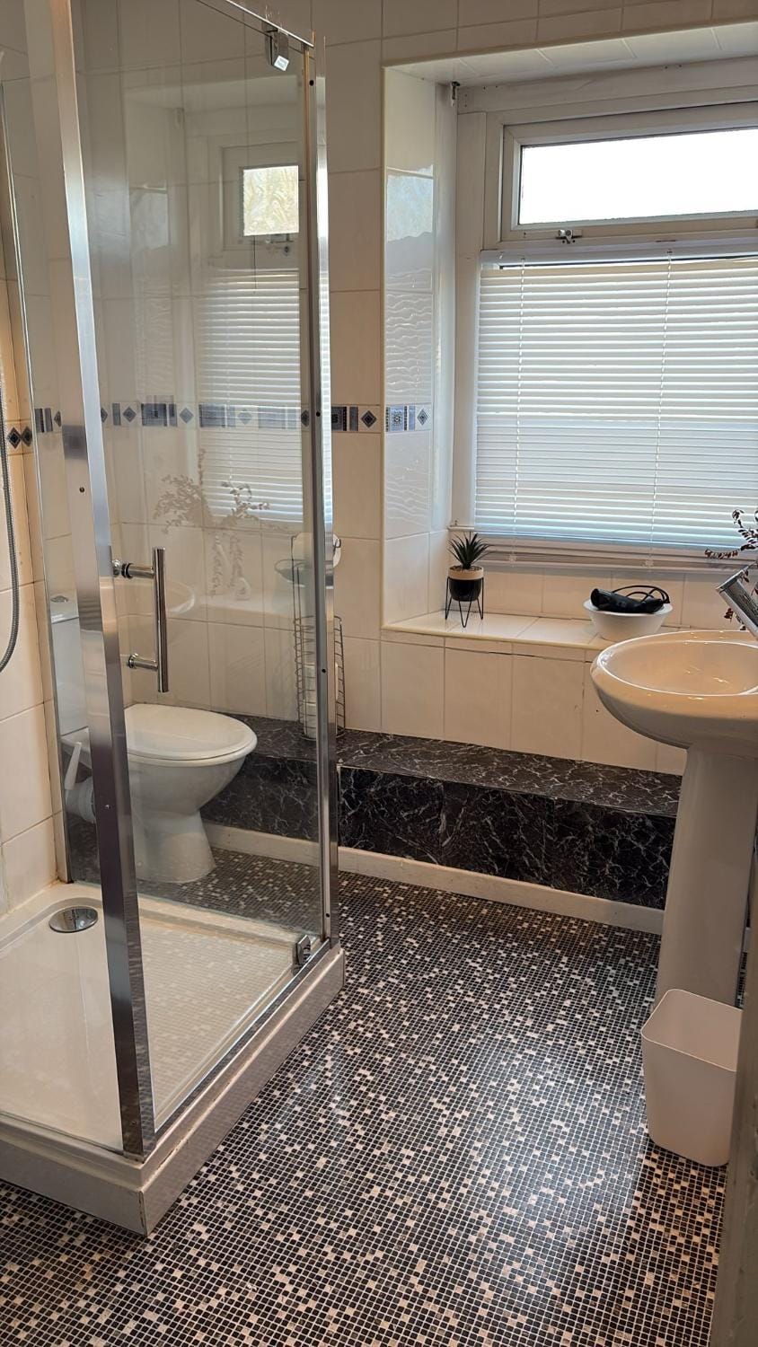 stylish new house sleeps 5 max Apartment hotel in Swansea