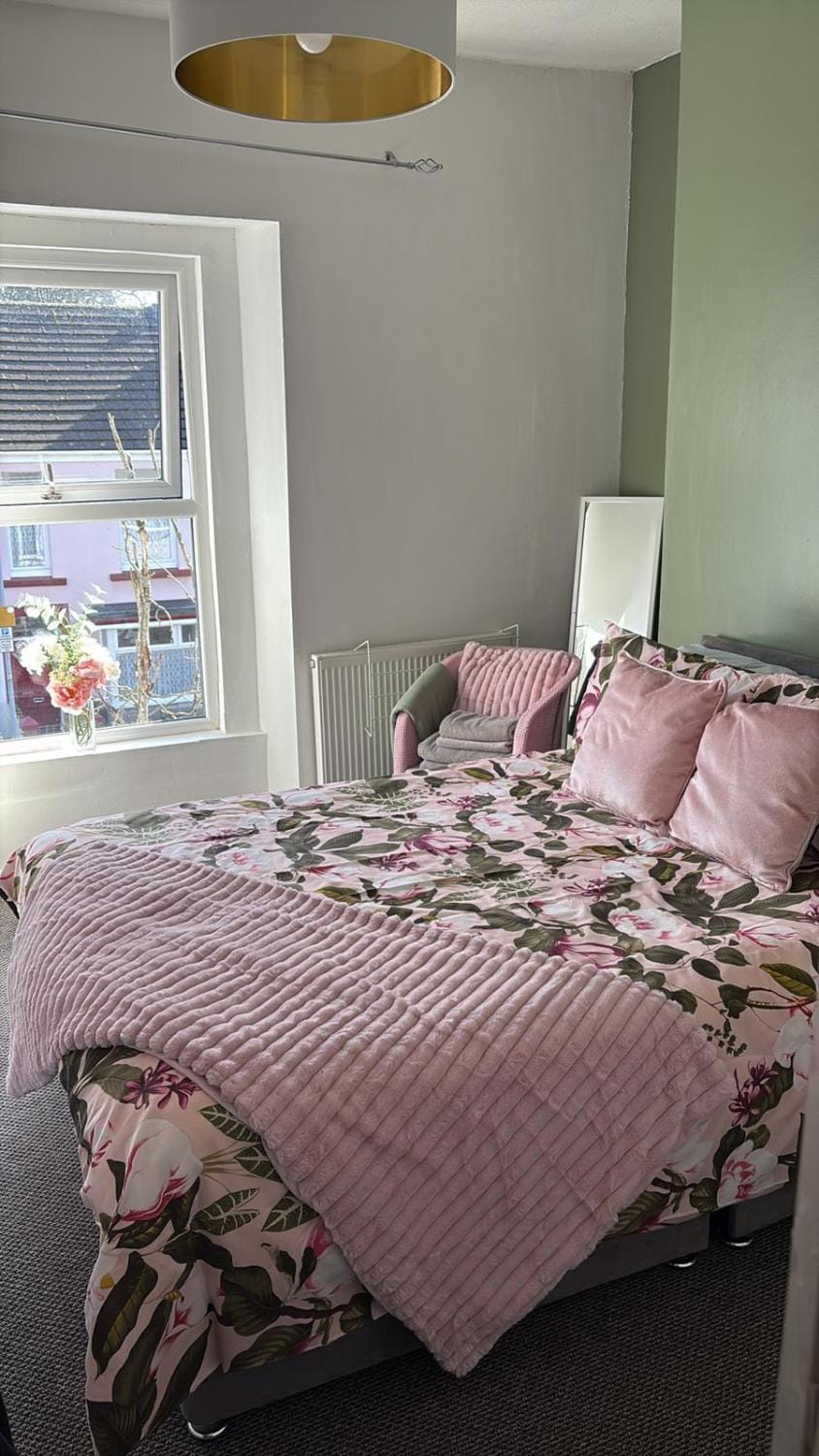 stylish new house sleeps 5 max Apartment hotel in Swansea