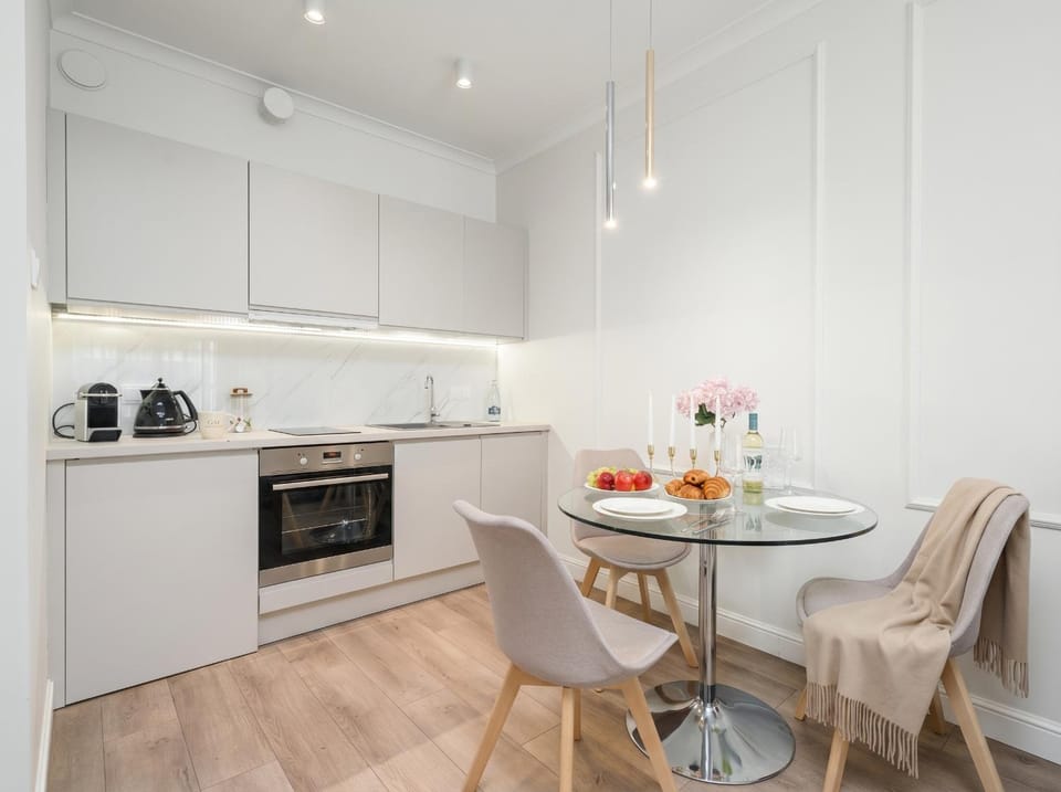 Coffee/tea facilities, Kitchen or kitchenette, Living room, Seating area, Dining area, dishwasher, minibar, oven, pet friendly, stove, toaster