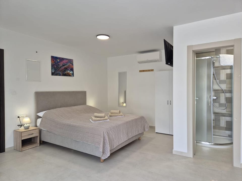Bed, Bathroom
