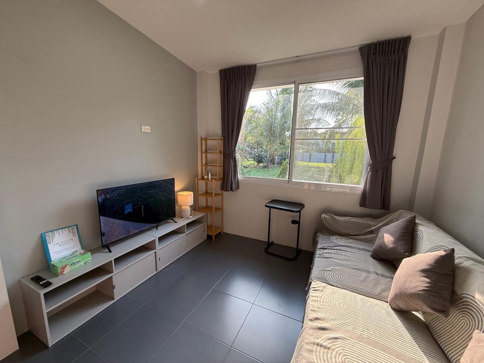 Communal lounge/ TV room, TV and multimedia, Living room, Seating area