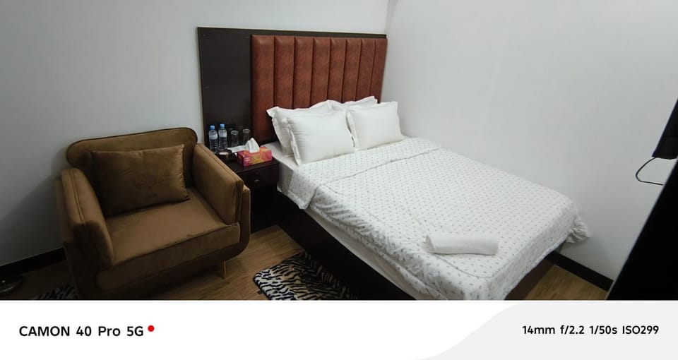 Bed, Seating area, Bedroom