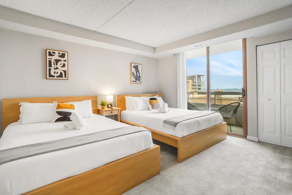 Bed, Bedroom, towels