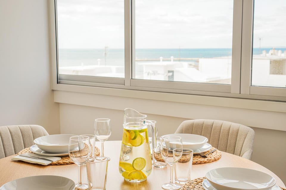 Food and drinks, Dining area, Sea view