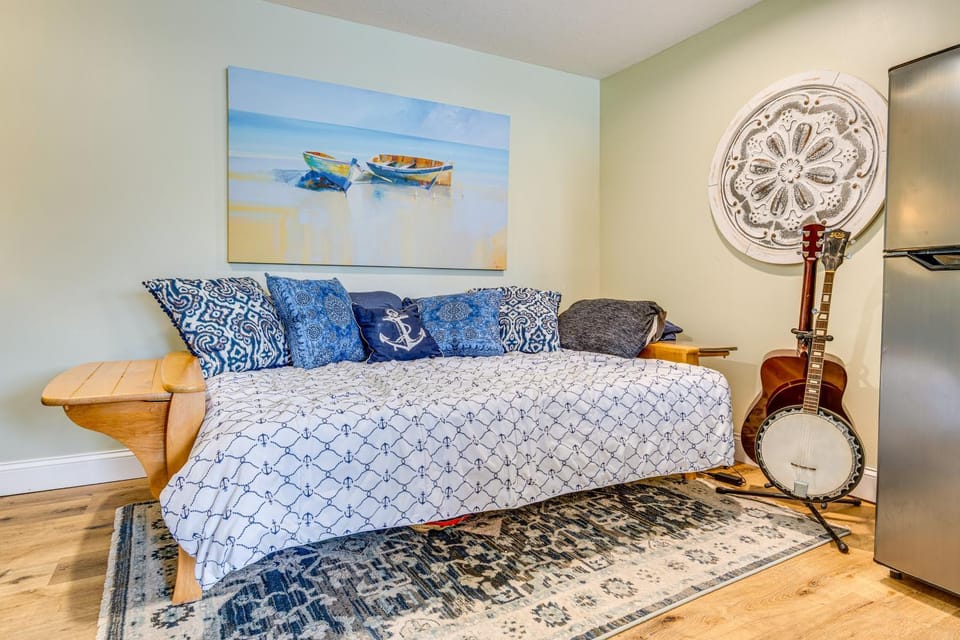 Water & Sunset Views! Monticello Couple's Getaway Apartment in Indiana