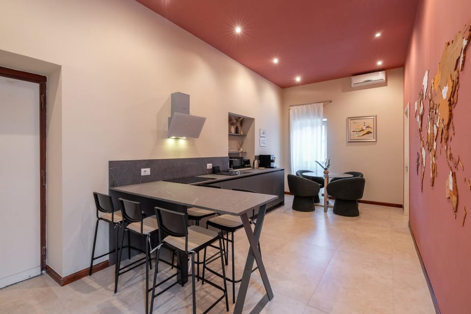 Restaurant/places to eat, Living room, Seating area, Dining area