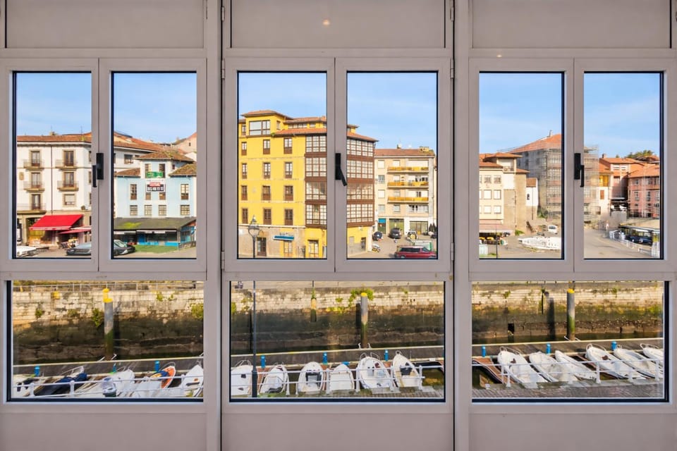 Communal lounge/ TV room, Living room, City view, Sea view