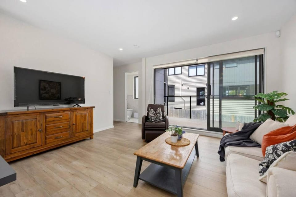 Communal lounge/ TV room, TV and multimedia, Living room, Seating area, Evening entertainment