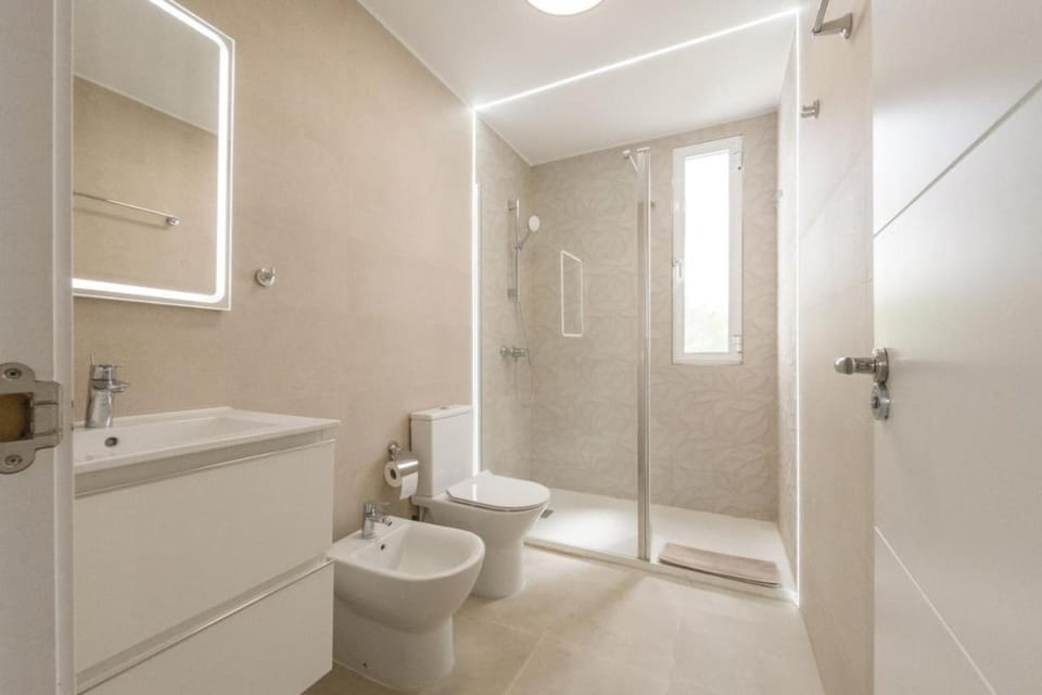 Shower, Toilet, Bathroom, bidet, towels