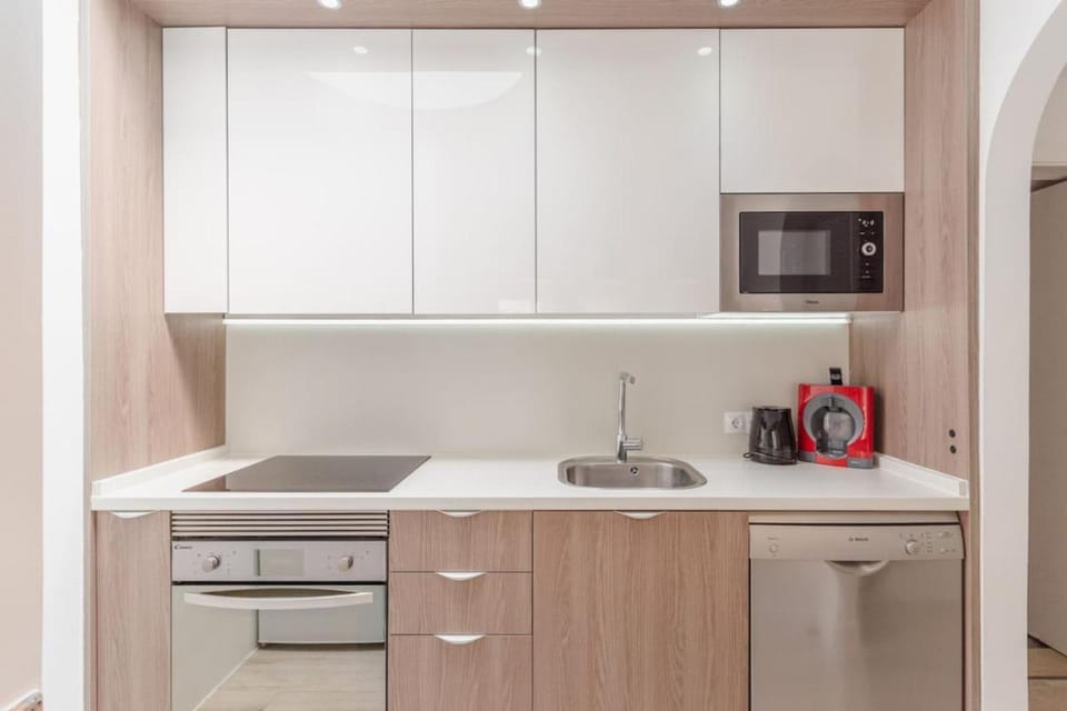 Kitchen or kitchenette, dishwasher, stove