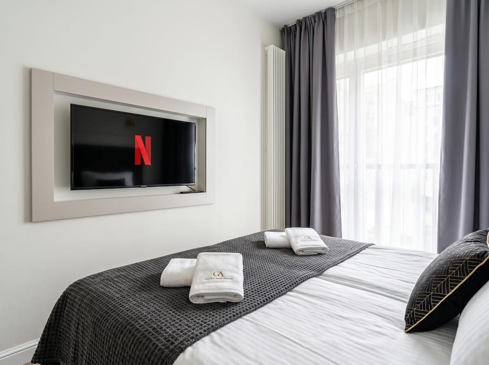 Bed, TV and multimedia, Photo of the whole room, Bedroom, towels