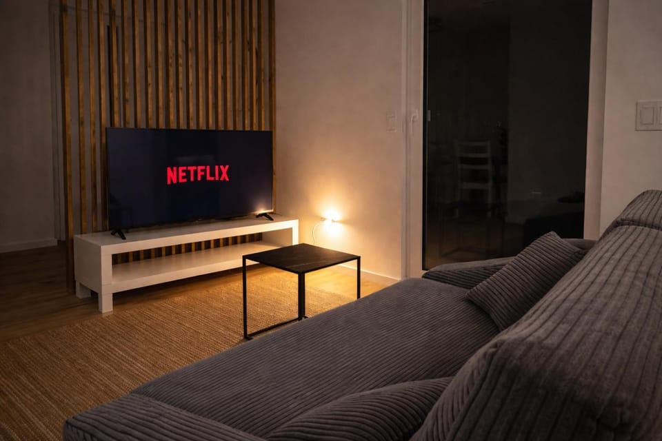 TV and multimedia, Living room, Evening entertainment