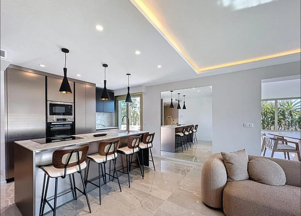 New Modern rooftop 2 ch 4 peoples Clim Wifi Apartment in Cannes