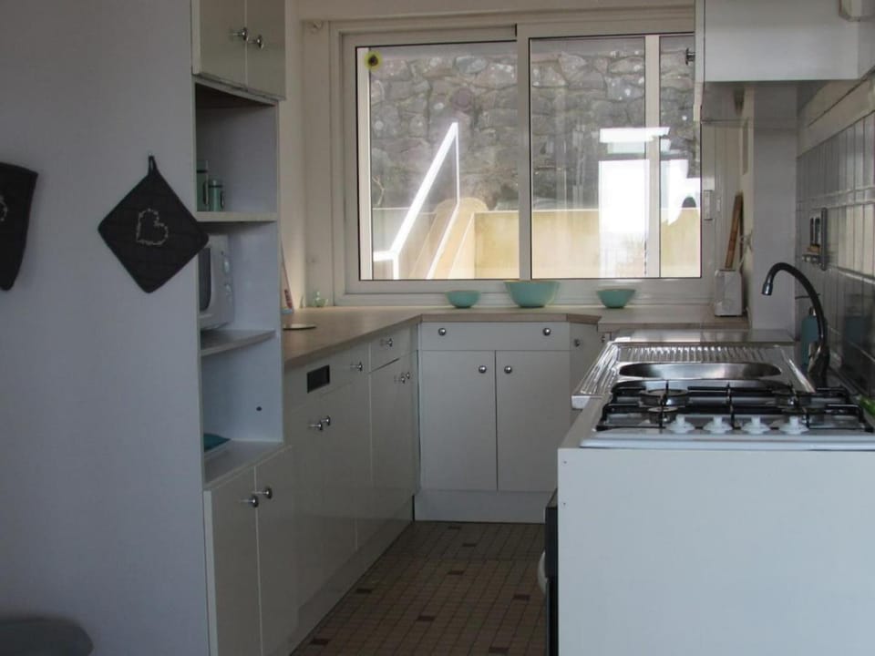 Coffee/tea facilities, Kitchen or kitchenette, dishwasher, microwave, oven, stove