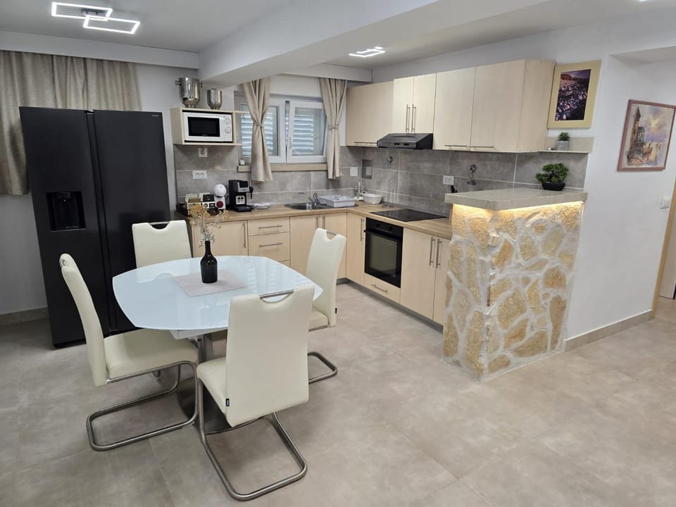 Kitchen or kitchenette, Living room, Seating area, Dining area, oven, toaster