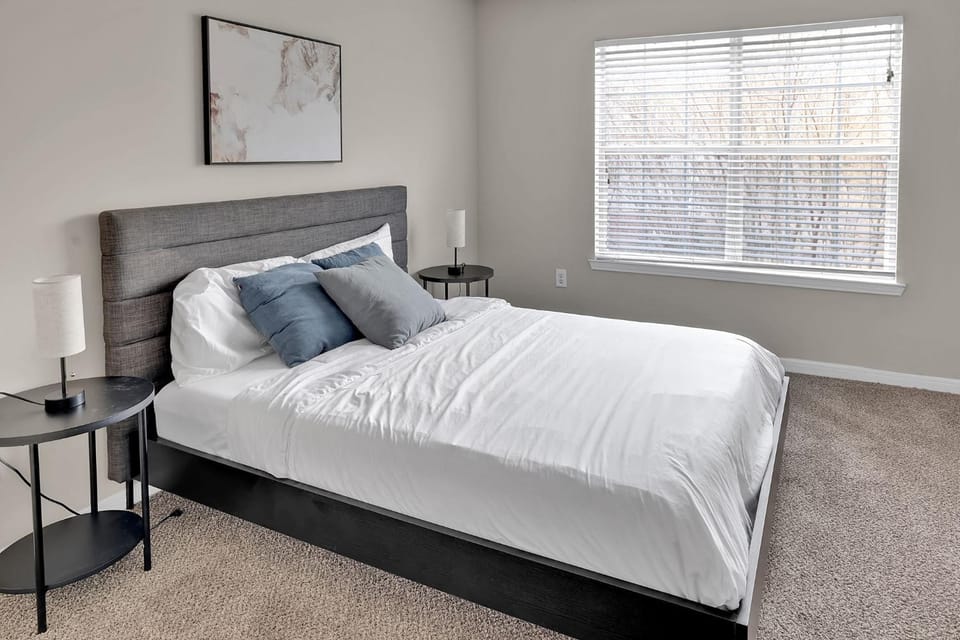 Modern Comfort w Balcony, Kitchen & WiFi Apartment in Homewood