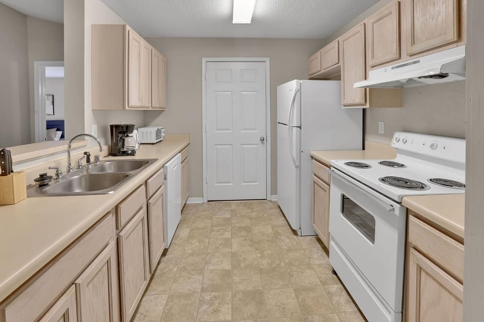 Modern Comfort w Balcony, Kitchen & WiFi Apartment in Homewood