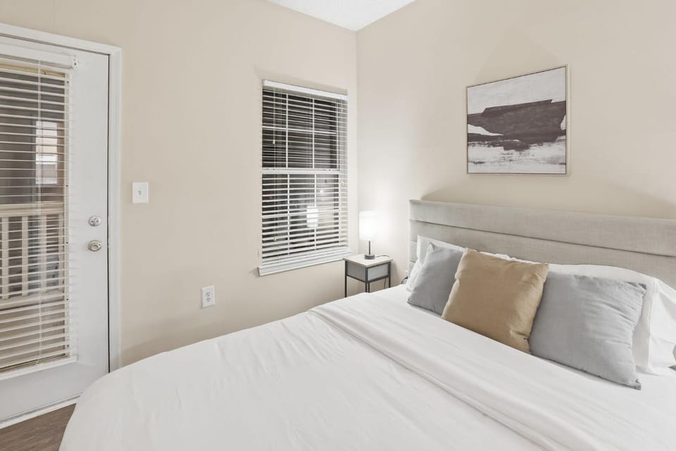 Modern Comfort w Balcony, Kitchen & WiFi Apartment in Homewood