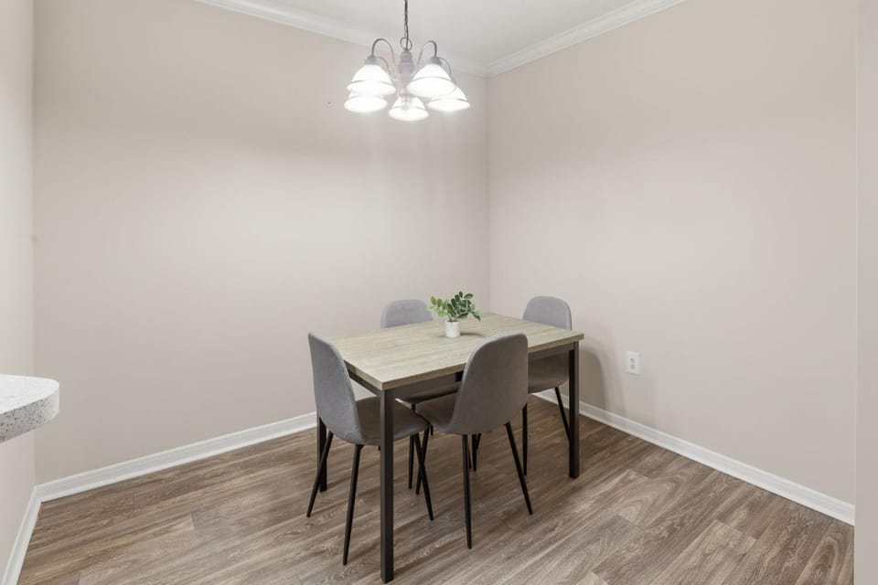 Modern Comfort w Balcony, Kitchen & WiFi Apartment in Homewood